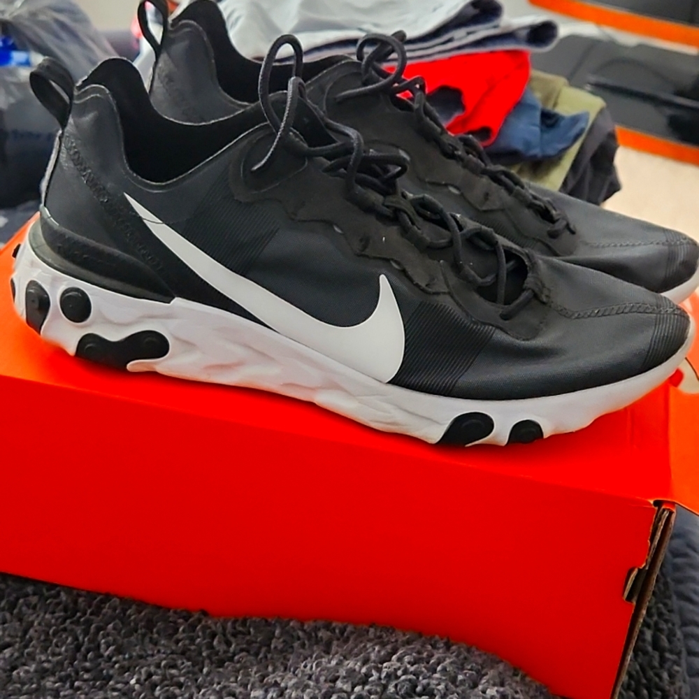 Nike Element React. EUC. SIZE 11.5. Black.